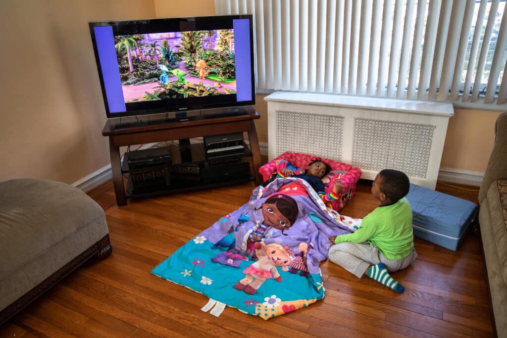 Is Modern TV Too Much? Here’s Why Parents Are Making the Switch to 90s Kids Shows 2 1215006232 children watch kids tv shows on ground