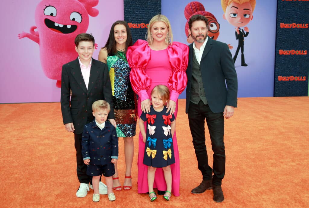 1145506858 kelly clarkson with brandon blackstock and four kids