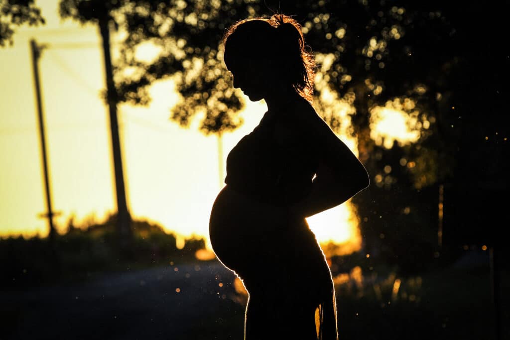979394474 silhouette of a pregnant woman