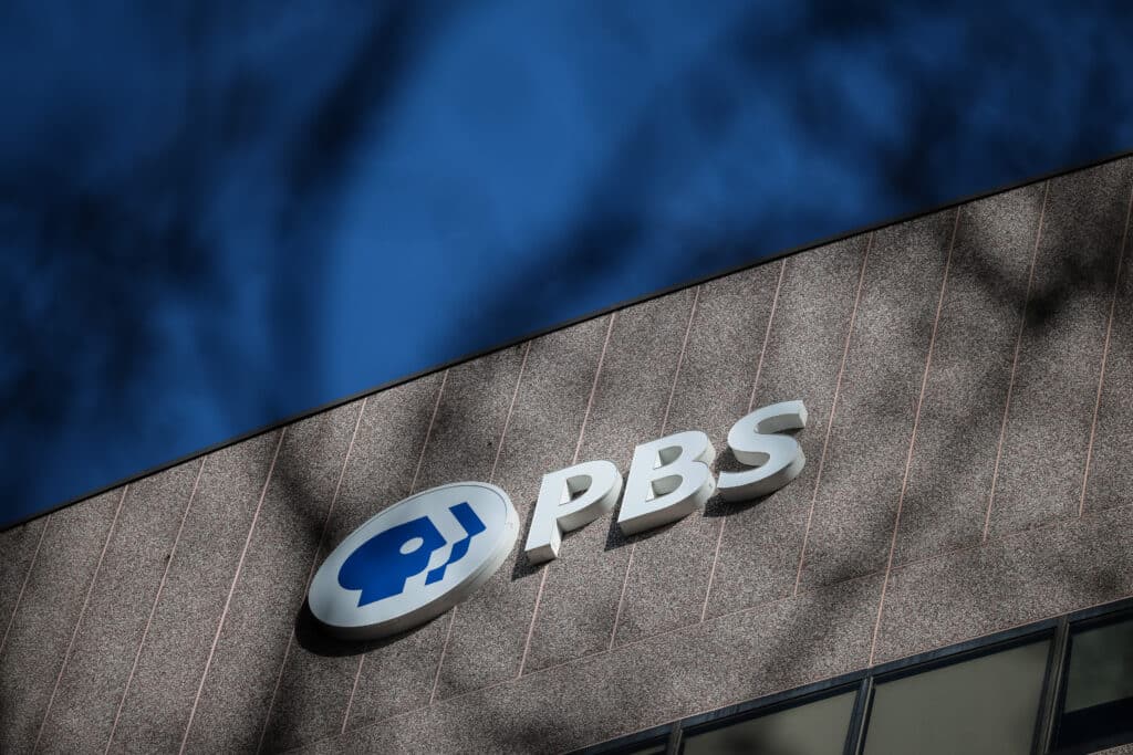 2200462311 pbs public broadcasting service logo building